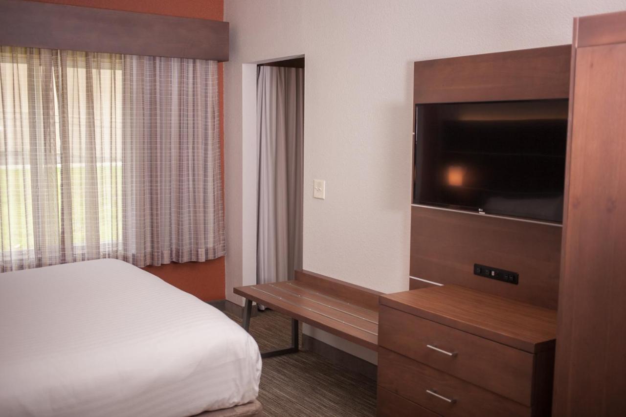 Holiday Inn Express & Suites Logan, An Ihg Hotel Экстерьер фото