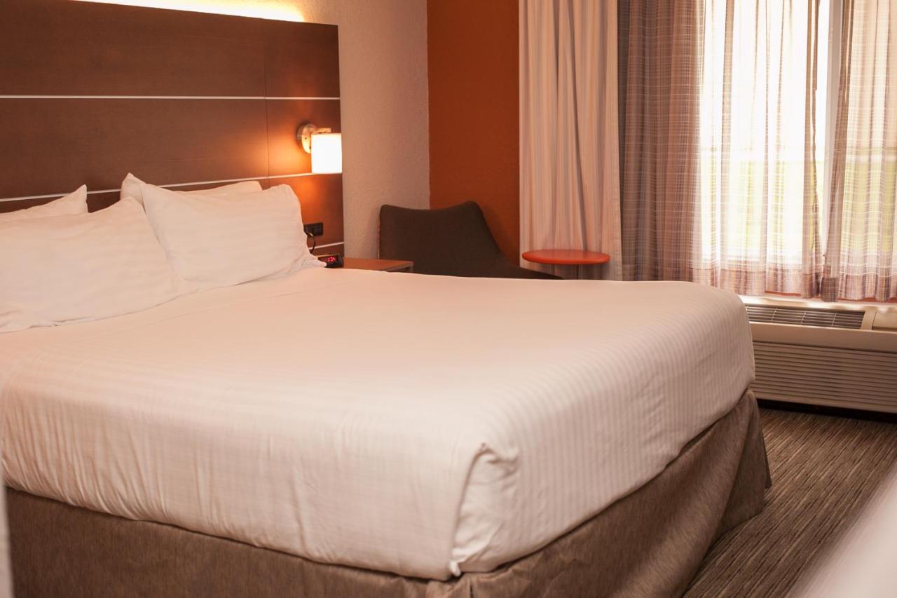 Holiday Inn Express & Suites Logan, An Ihg Hotel Экстерьер фото