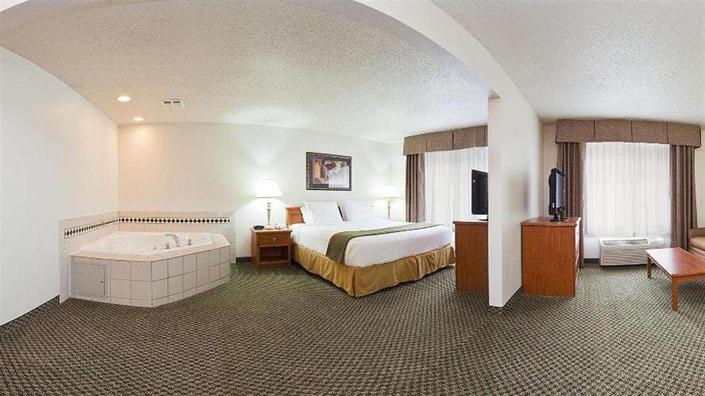 Holiday Inn Express & Suites Logan, An Ihg Hotel Экстерьер фото