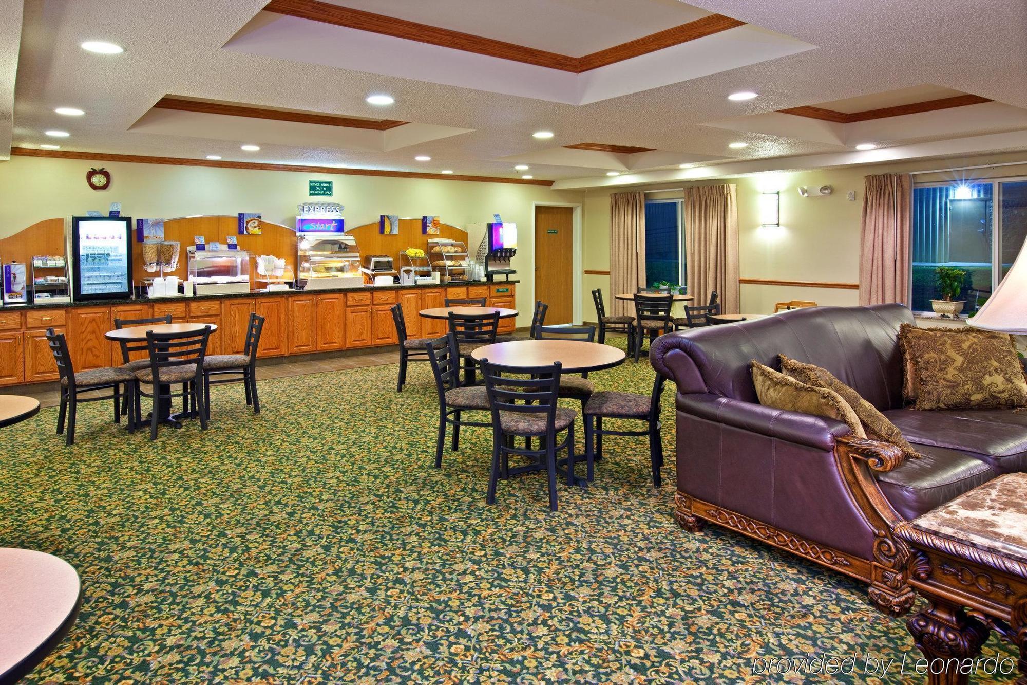 Holiday Inn Express & Suites Logan, An Ihg Hotel Экстерьер фото