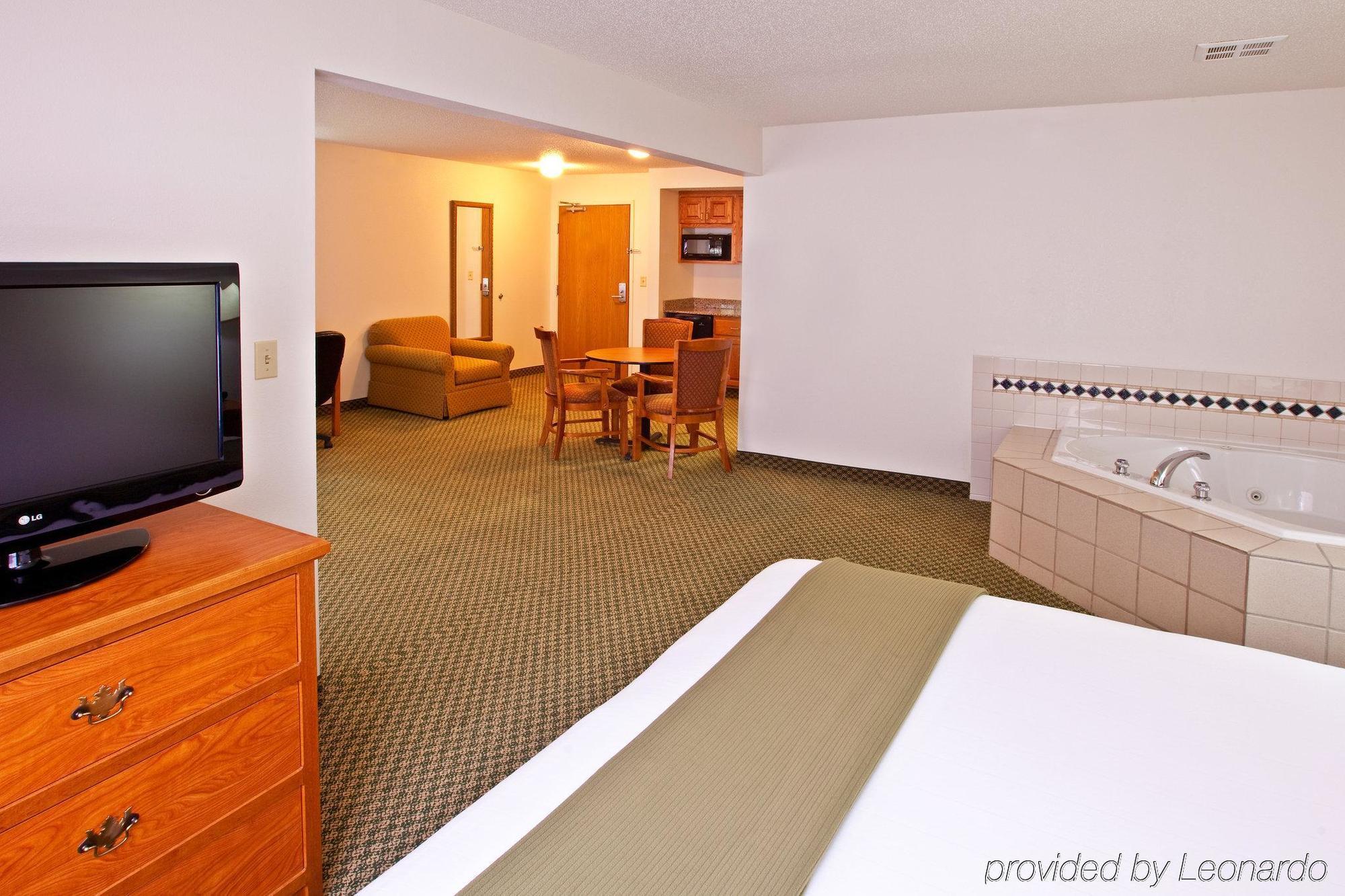 Holiday Inn Express & Suites Logan, An Ihg Hotel Номер фото