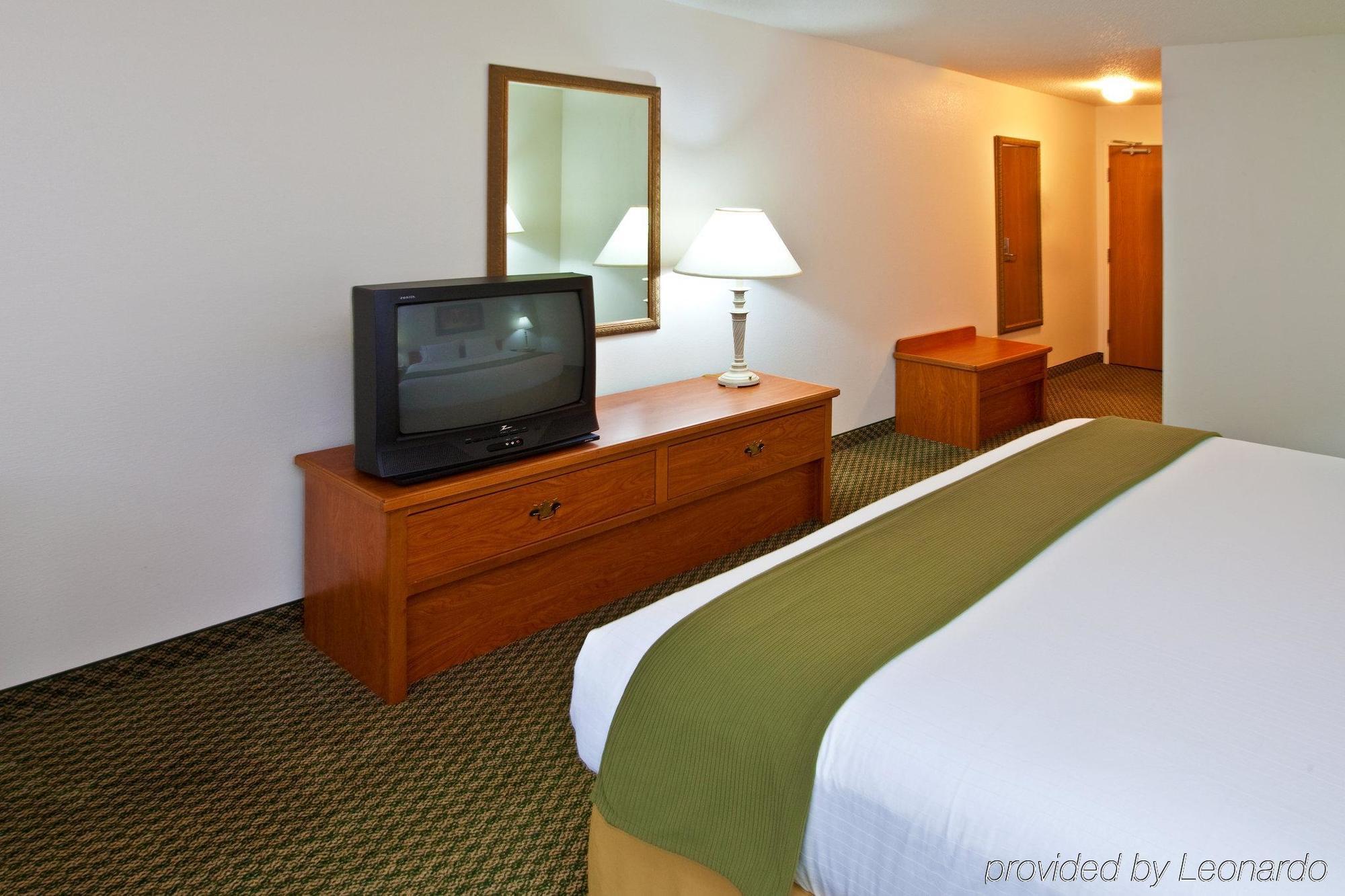 Holiday Inn Express & Suites Logan, An Ihg Hotel Номер фото