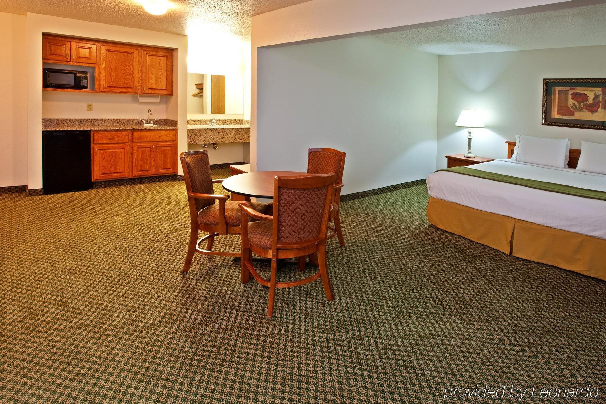 Holiday Inn Express & Suites Logan, An Ihg Hotel Номер фото