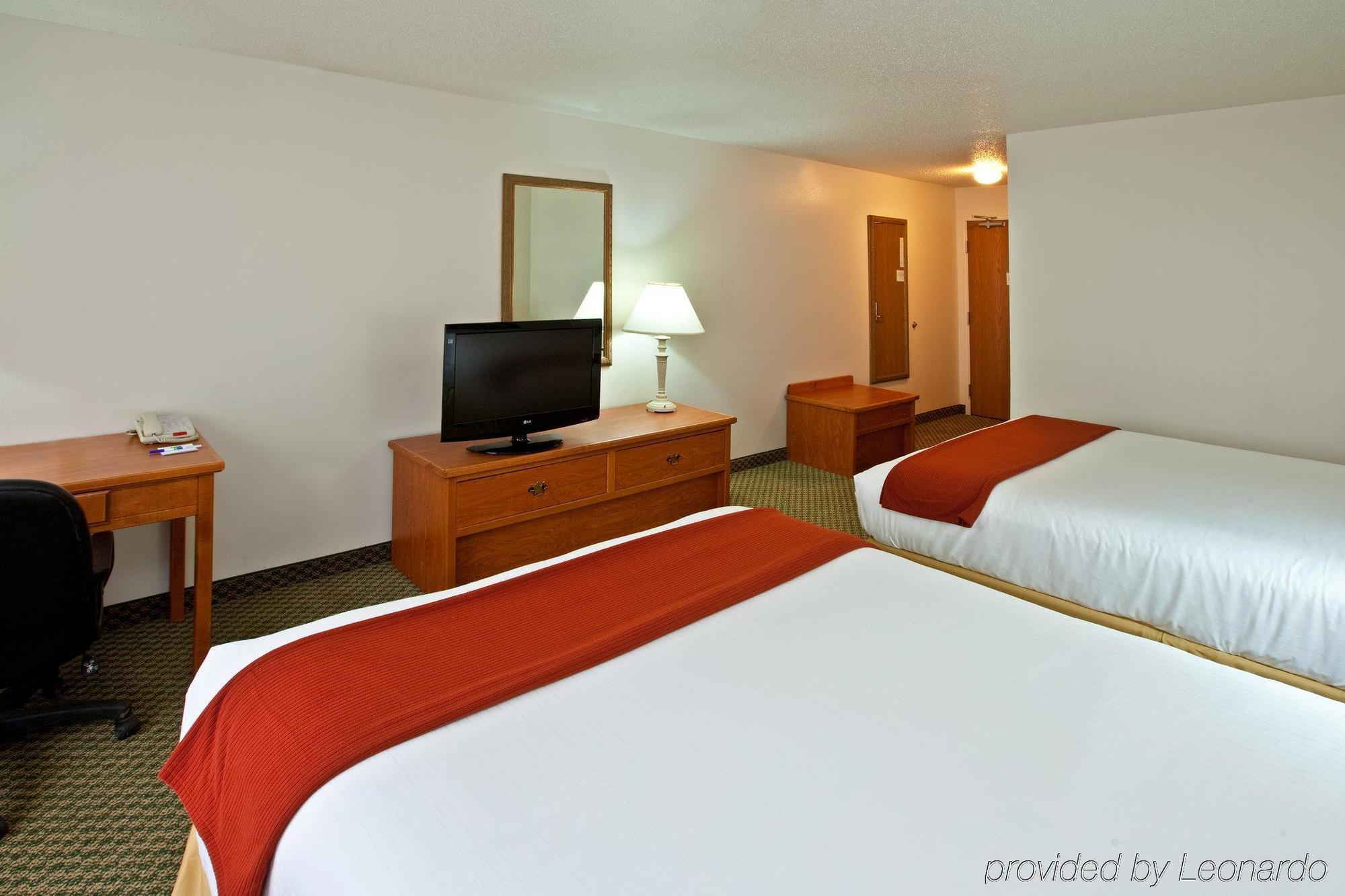 Holiday Inn Express & Suites Logan, An Ihg Hotel Экстерьер фото