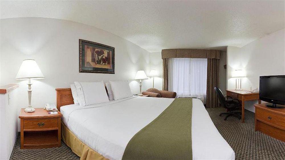 Holiday Inn Express & Suites Logan, An Ihg Hotel Экстерьер фото