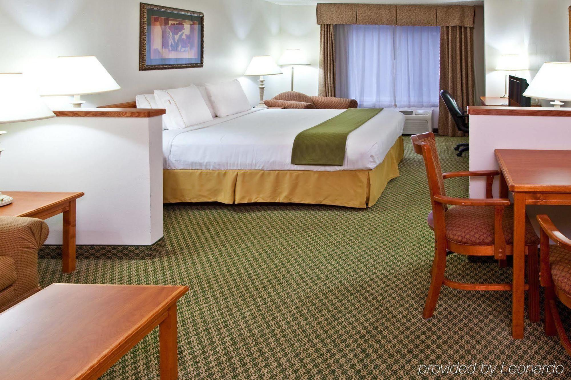 Holiday Inn Express & Suites Logan, An Ihg Hotel Номер фото