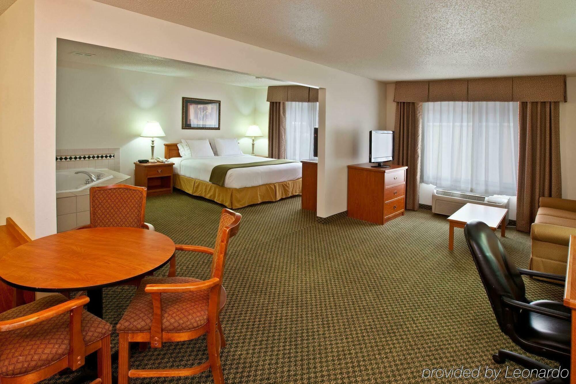 Holiday Inn Express & Suites Logan, An Ihg Hotel Экстерьер фото