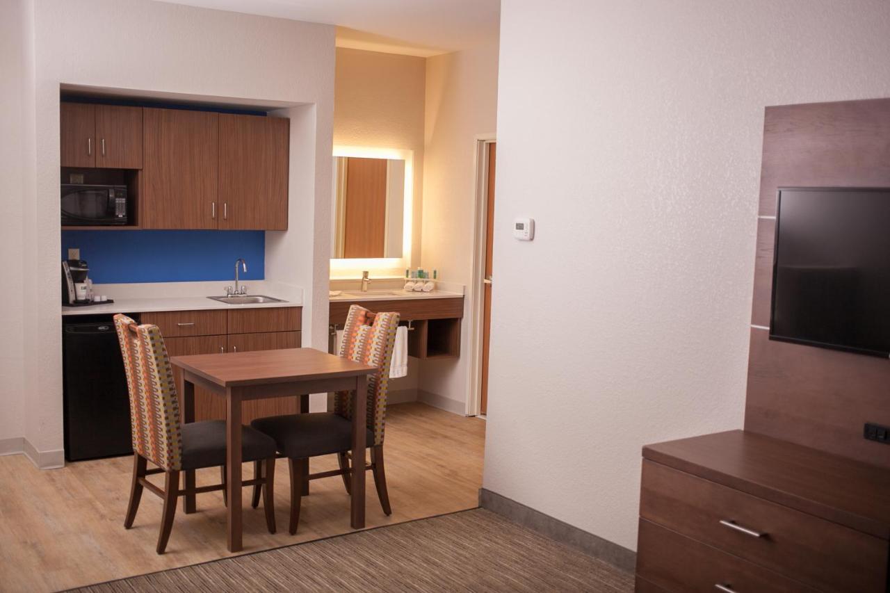 Holiday Inn Express & Suites Logan, An Ihg Hotel Экстерьер фото