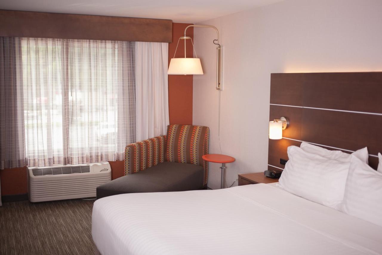 Holiday Inn Express & Suites Logan, An Ihg Hotel Экстерьер фото
