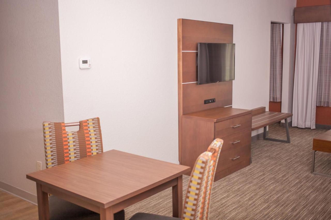 Holiday Inn Express & Suites Logan, An Ihg Hotel Экстерьер фото