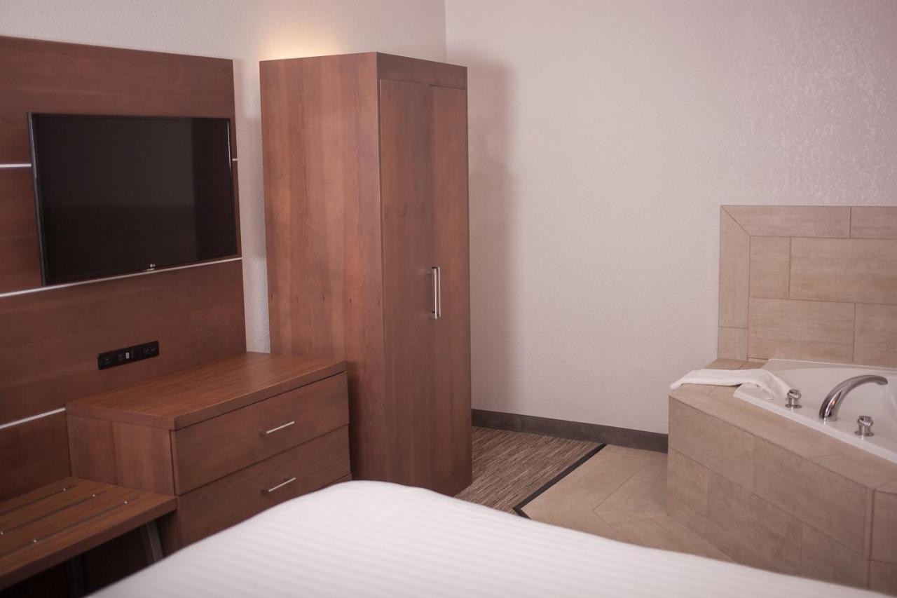 Holiday Inn Express & Suites Logan, An Ihg Hotel Экстерьер фото