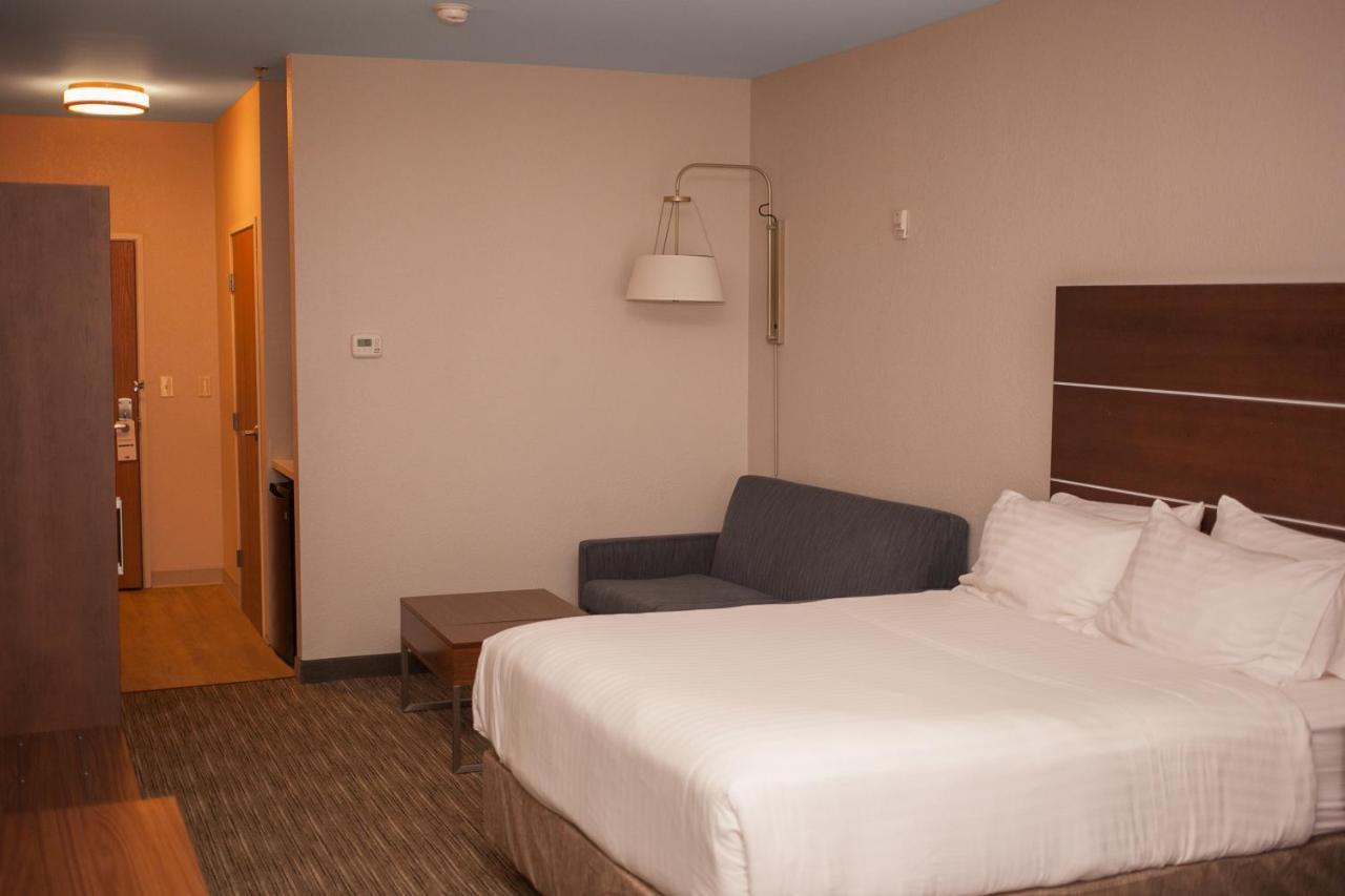 Holiday Inn Express & Suites Logan, An Ihg Hotel Экстерьер фото